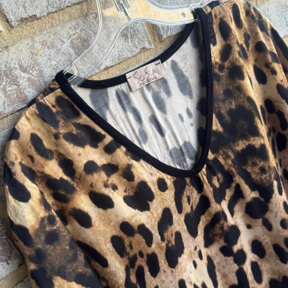 Sofia Made in Italy Short Sleeve V-Neck Animal Print Blouse Women's Size M - Picture 5 of 7